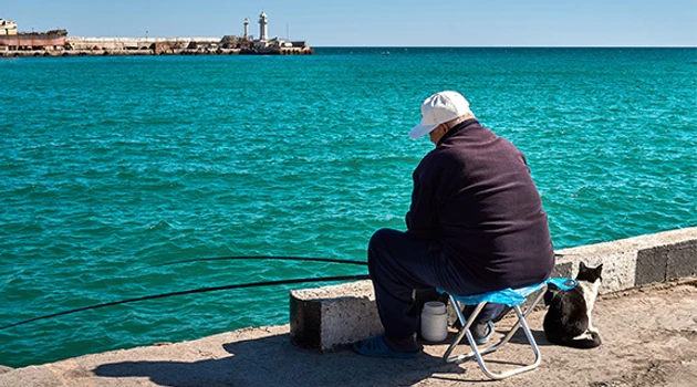 Shutterstock 1097255405 male fishing